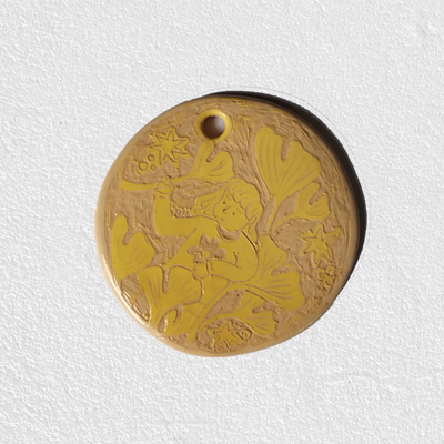 cuadro ceramico con textura, ilustracion de una niña entre 8un jardín de Ginkgos BIloba